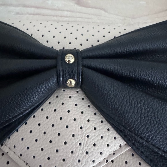 Elegant Cream and Black Bow Crossbody Bag - Picture 6 of 11